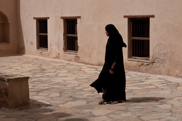 Abaja-kledd kvinne i gammel borg
